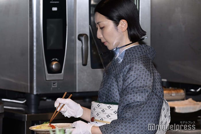 料理をする持田香織(C)モデルプレス