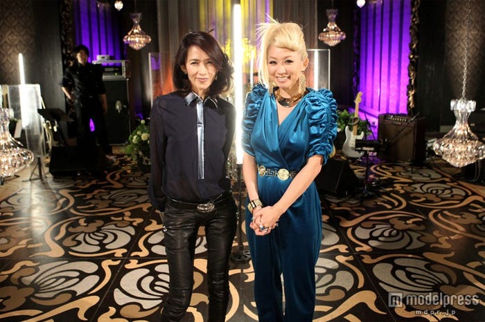 工藤静香(左)と共演した倖田來未(右)