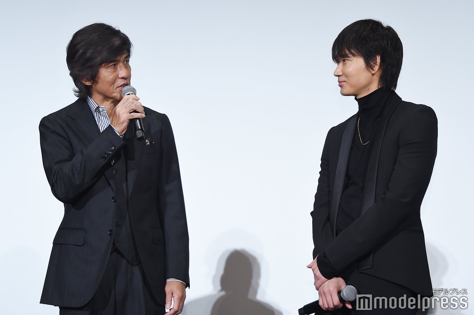 佐藤浩市、綾野剛 （C）モデルプレス