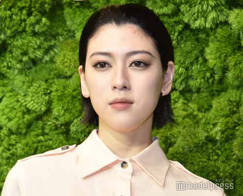 三吉彩花、クロップトップでへそピ見せ「かっこよすぎ」「色気爆発」の声