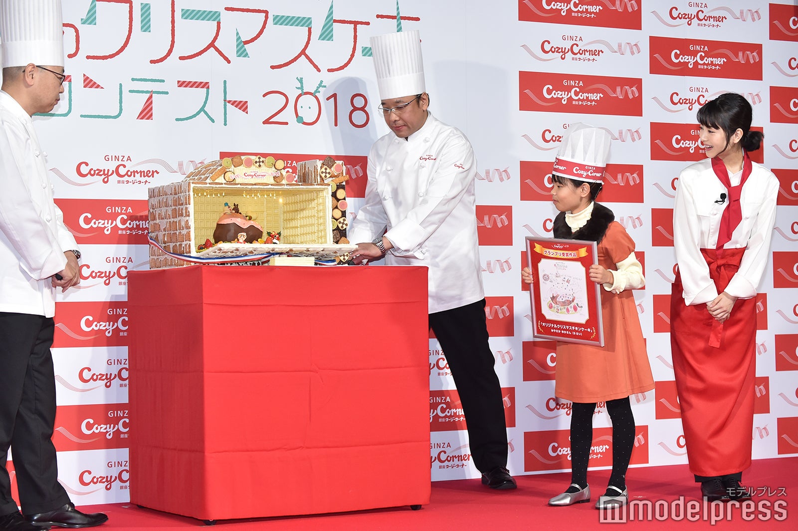 浜辺美波（右）／イベントの様子（C）モデルプレス