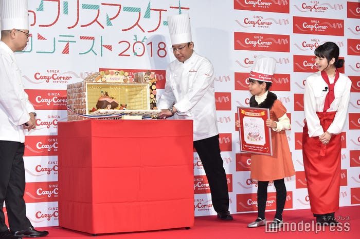 浜辺美波(右)/イベントの様子(C)モデルプレス