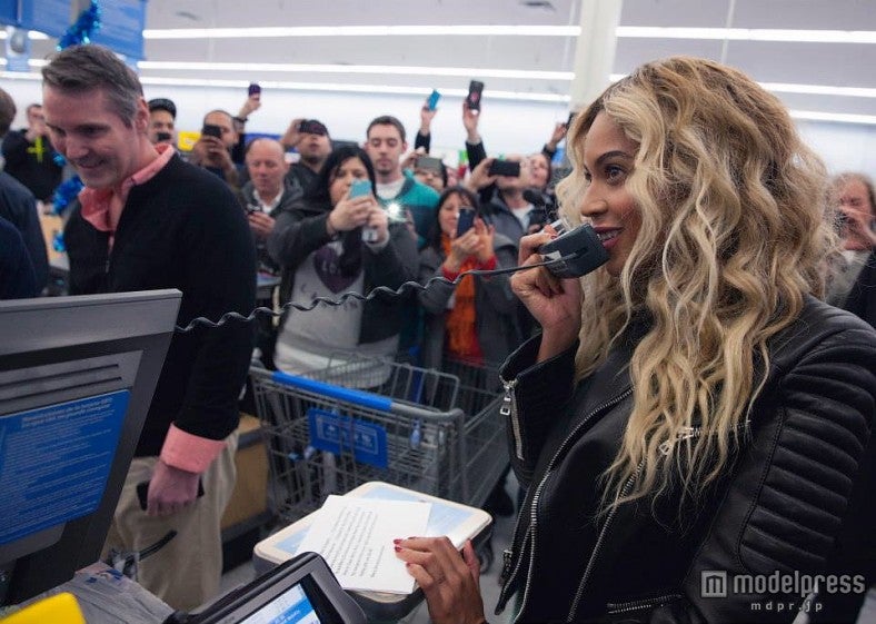 店内放送にもチャレンジ。「Beyonce Facebook 」より