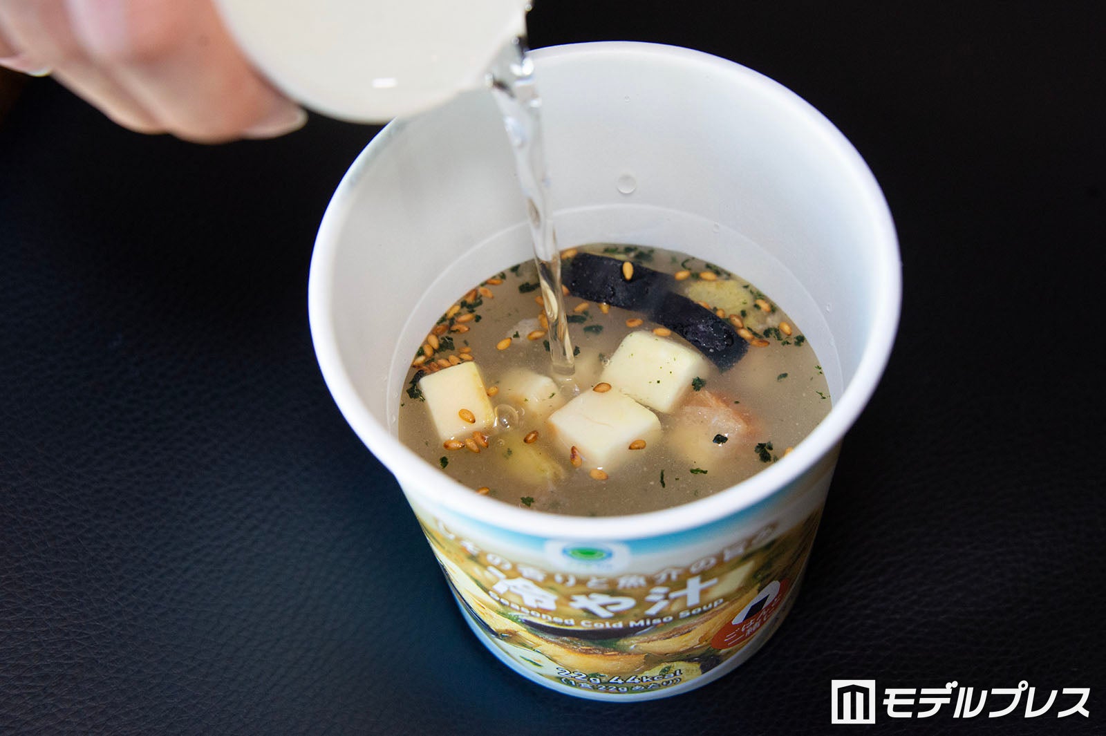 水を注いで3分で完成（C）モデルプレス