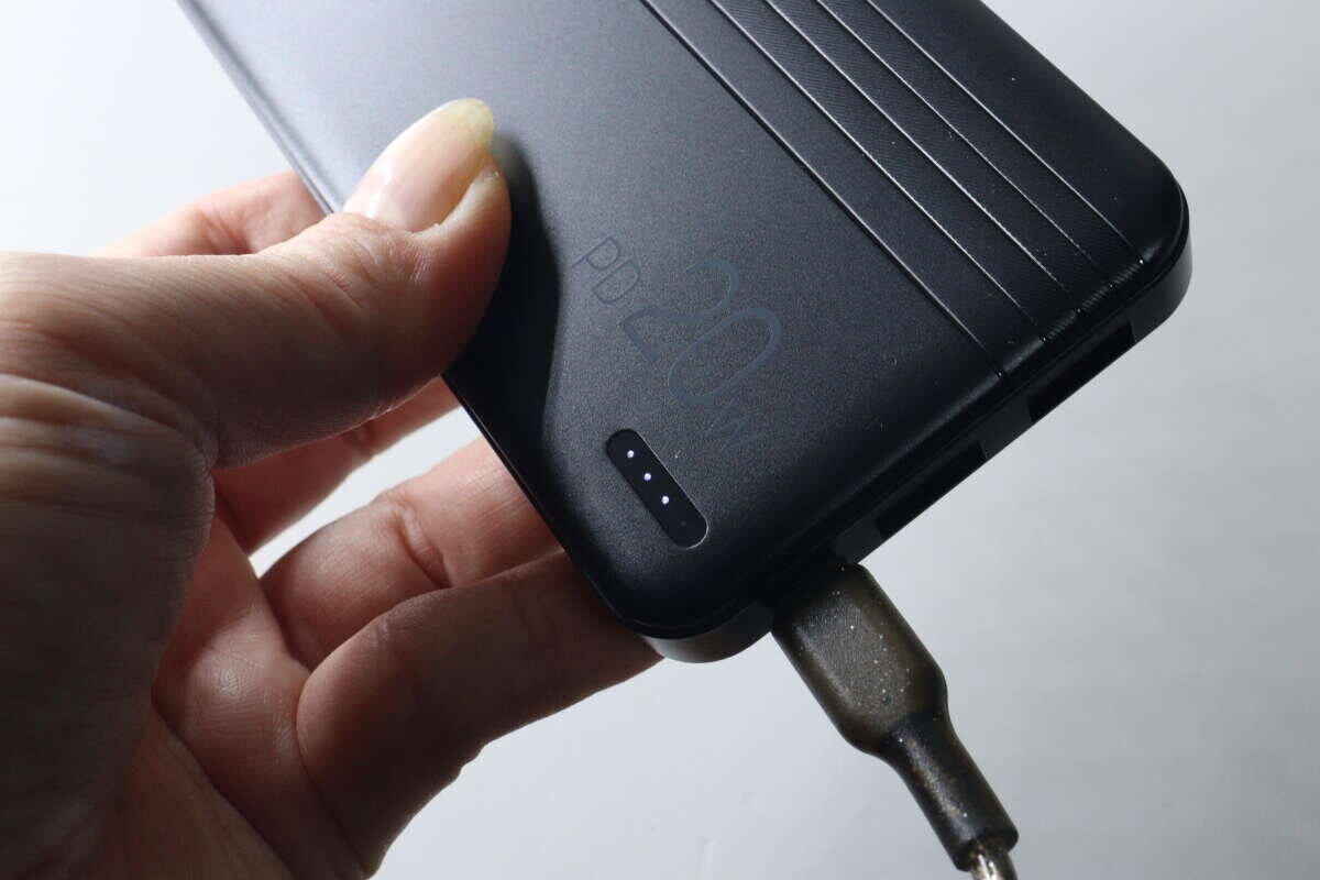 モバイルバッテリーに充電ケーブルを差し込みLEDが点灯