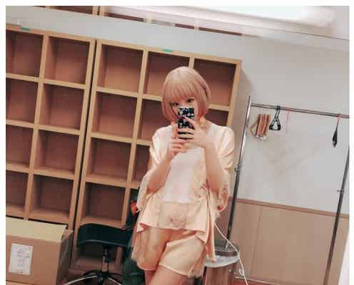 きゃりー、久々ショートヘアで美脚見せ「最上もがちゃんに似てる」の声も