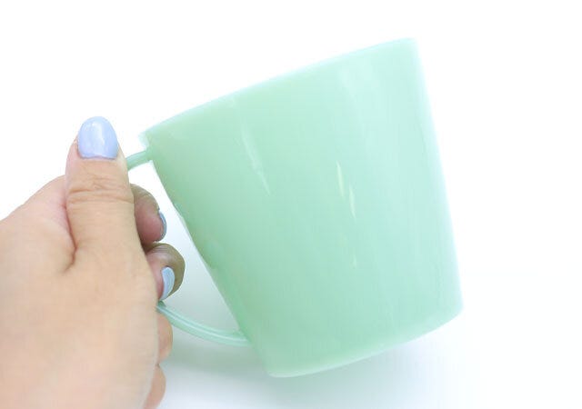 ダイソーのレトロカフェマグのグリーン