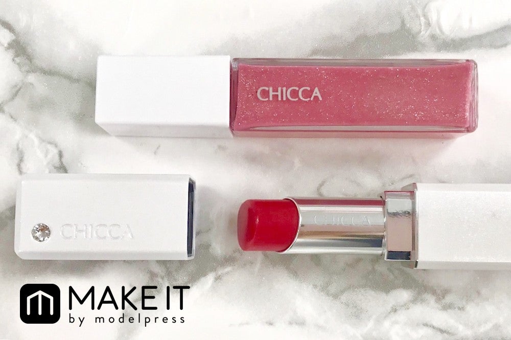 （上から）CHICCA／メスメリック グロスオン／12 フラッフィープードル、CHICCA／メスメリック リップスティック／39 カーネーション (C)メイクイット