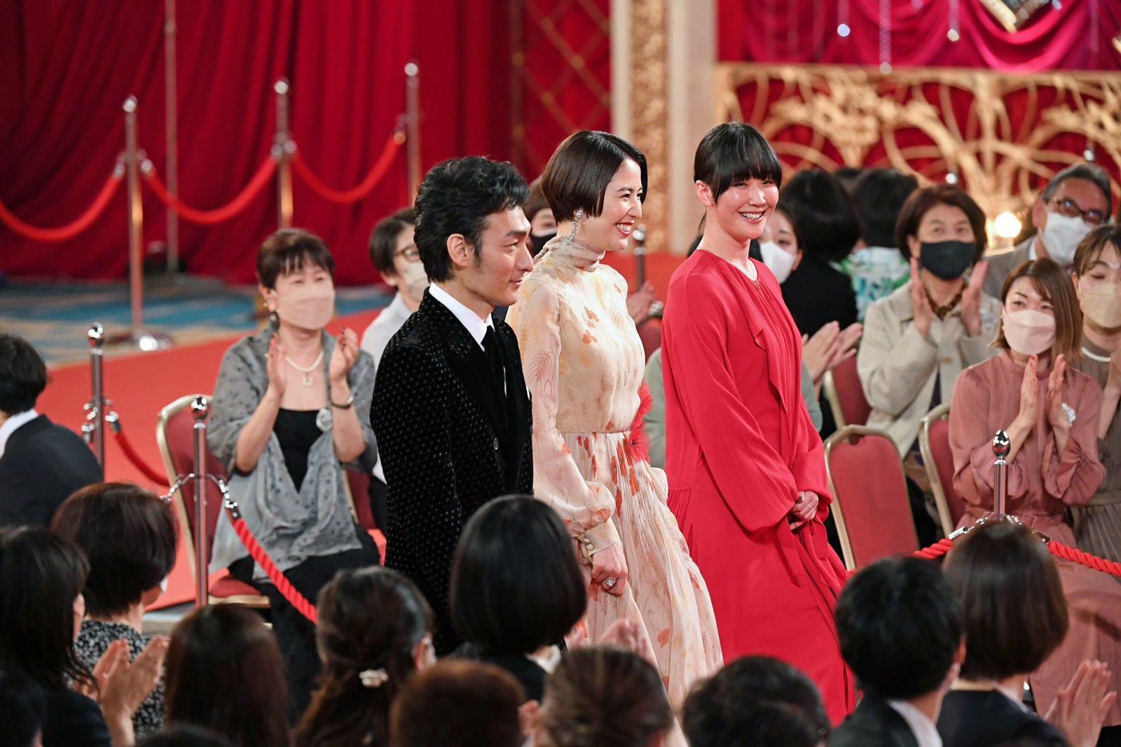 草なぎ剛、長澤まさみ、黒木華（C）東京写真記者協会