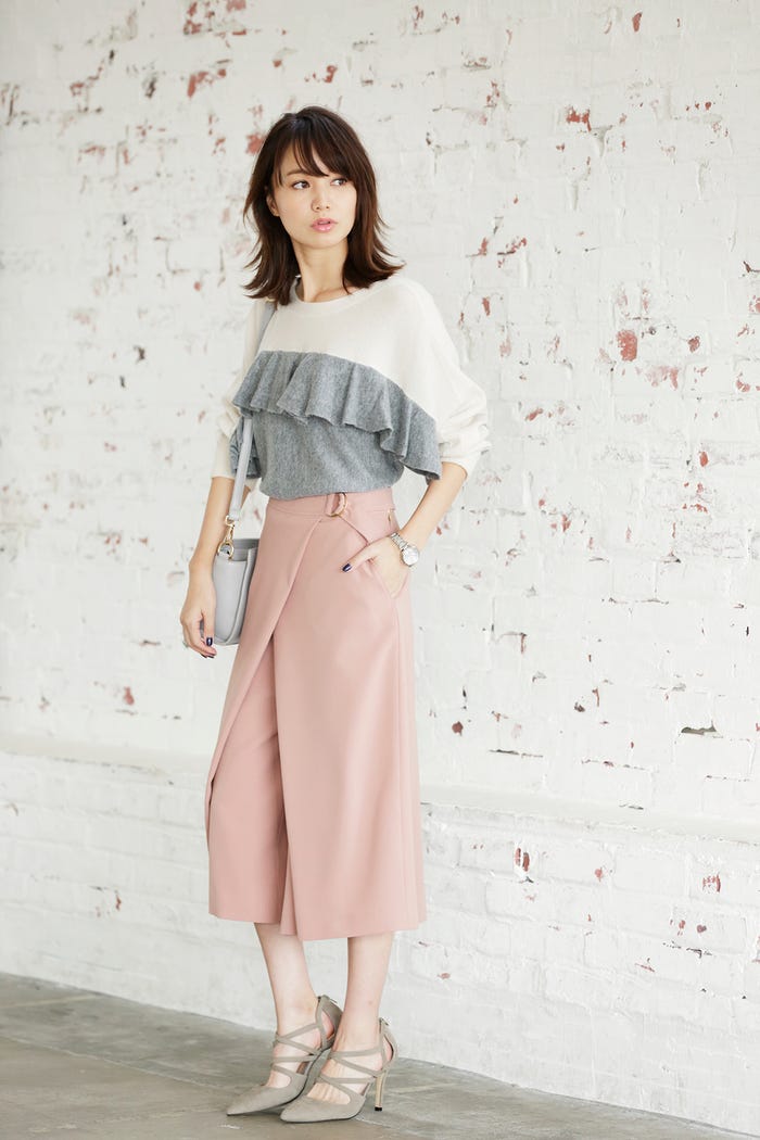 バイカラーフリルニット¥23,000/LANVIN en Bleu(ラメール) フロントクロスフレアパンツ¥19,000/ノーブル スピック&スパン(ノーブル スピック&スパン ルミネ新宿店) ショルダーバッグ¥9,000/スローブ イエナ(スローブ イエナ 渋谷店) 時計¥45,000/SHEEN(カシオ計算機) グラディエーターパンプス¥20,000/ダニエラ タム(ダニエラ&ジェマ神宮前本店)(C)TOPLOG
