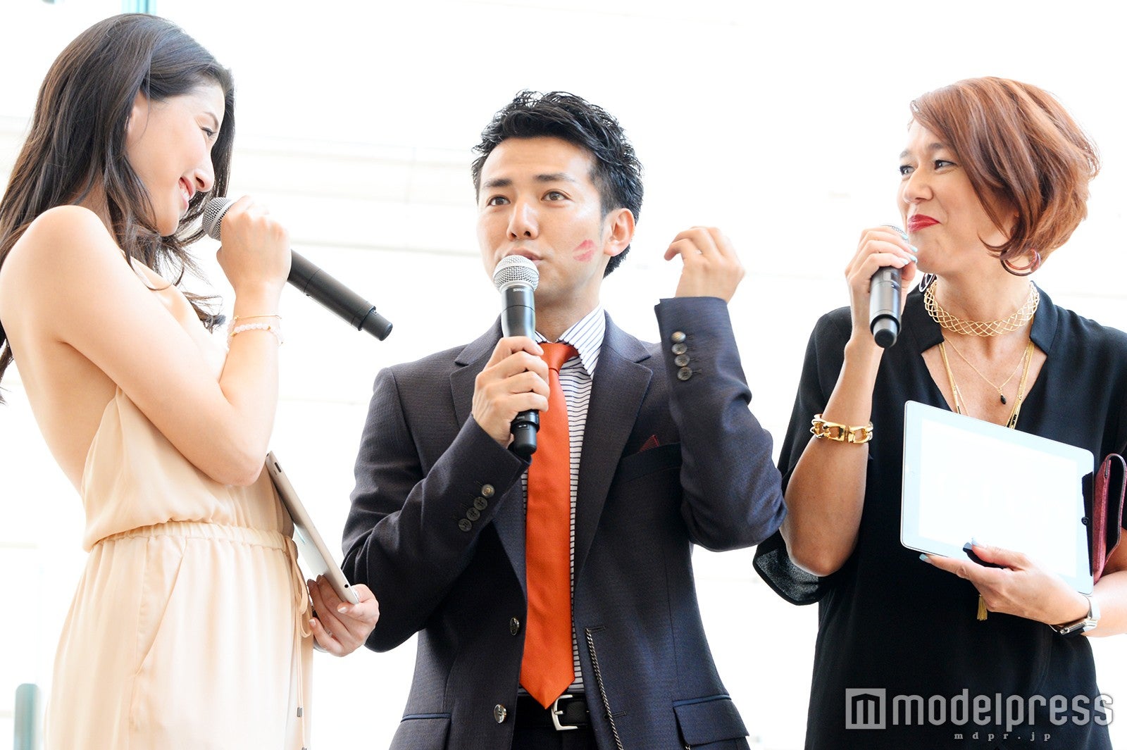 LiLiCoにキスマークをつけられた綾部祐二（C）モデルプレス