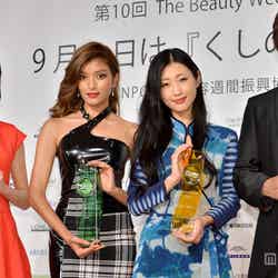 「第10回 The Beauty Week Award」に登壇した（左より）吉本実憂、ローラ、壇蜜、塚本高史