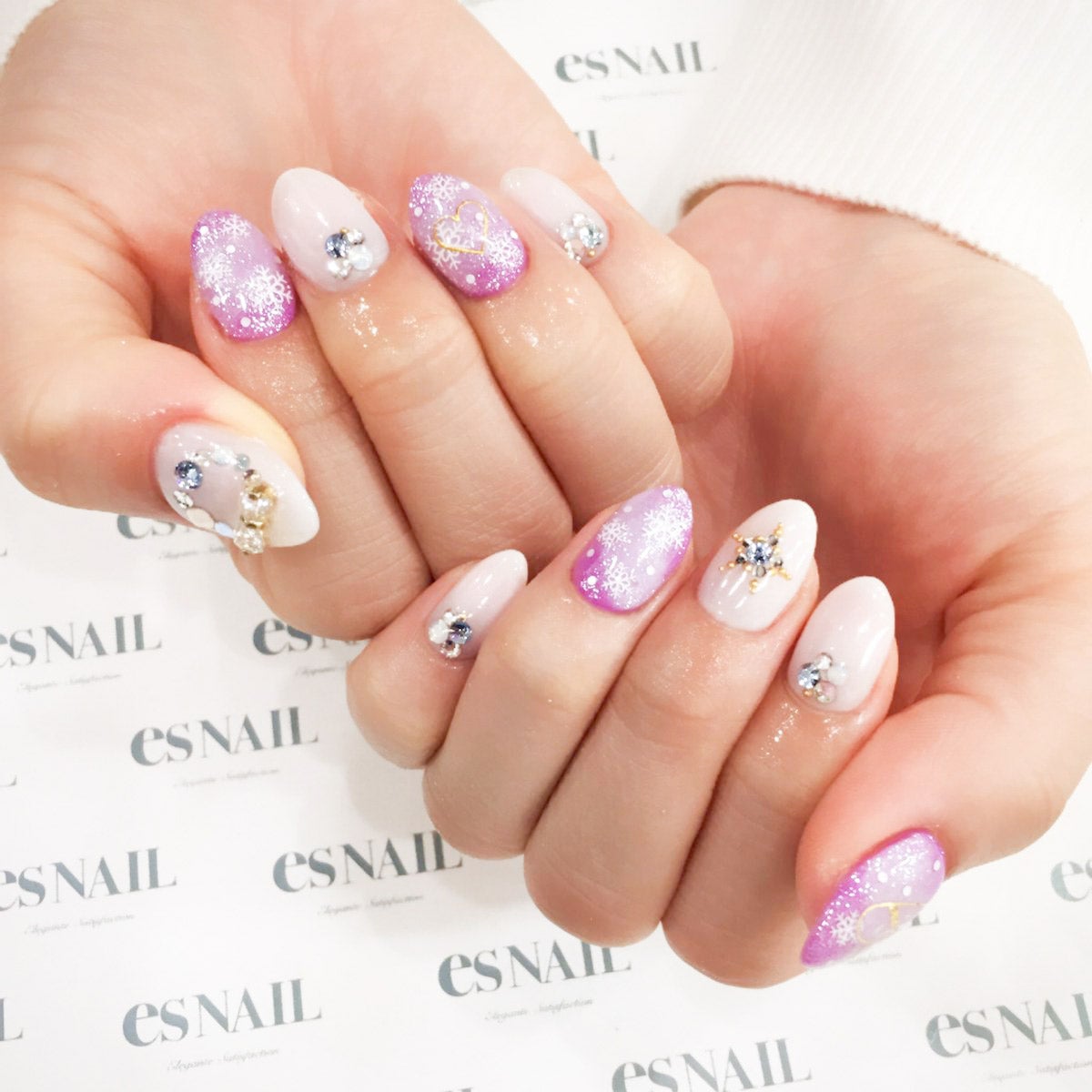 インパクトある紫が可愛い／画像提供：esNAIL