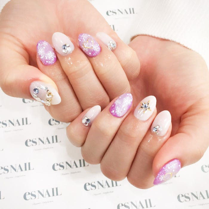 インパクトある紫が可愛い/画像提供:esNAIL