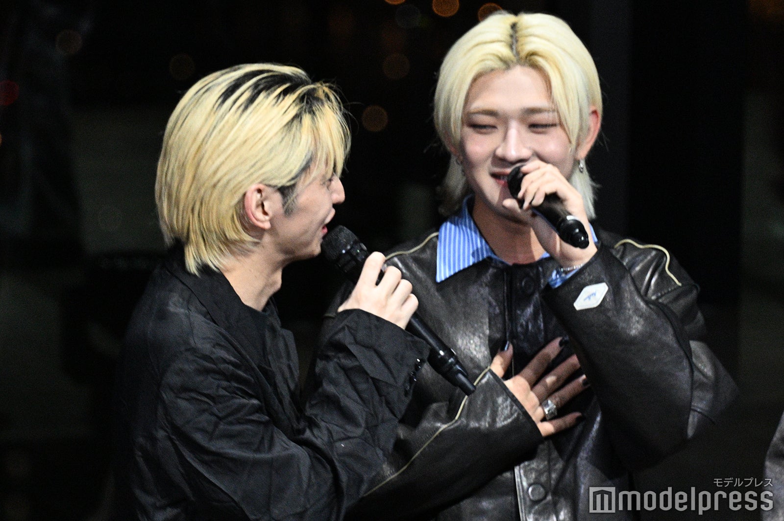 edhiii boi（右）を励ますSKY-HI（左）（C）モデルプレス