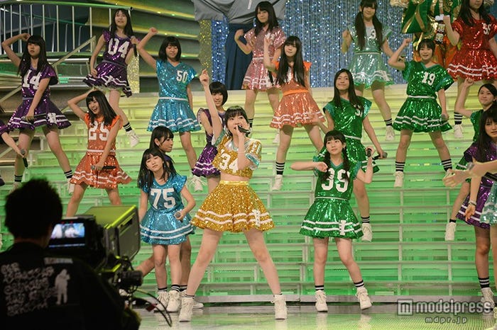 指原莉乃(写真中央)率いるHKT48/「第65回 NHK紅白歌合戦」リハーサルの様子