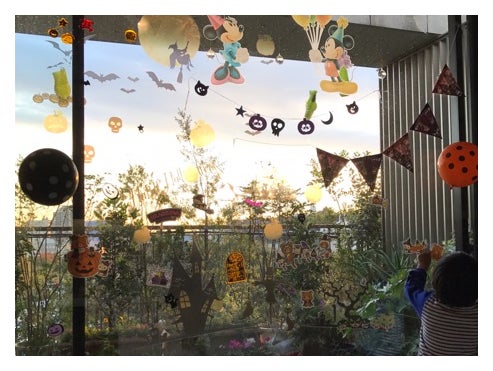 楽しみにしていたシール貼り／小林麻耶オフィシャルブログ（Ameba）より