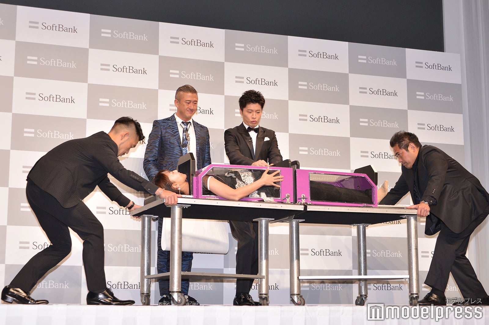 恐る恐る板を挟む田中圭（C）モデルプレス