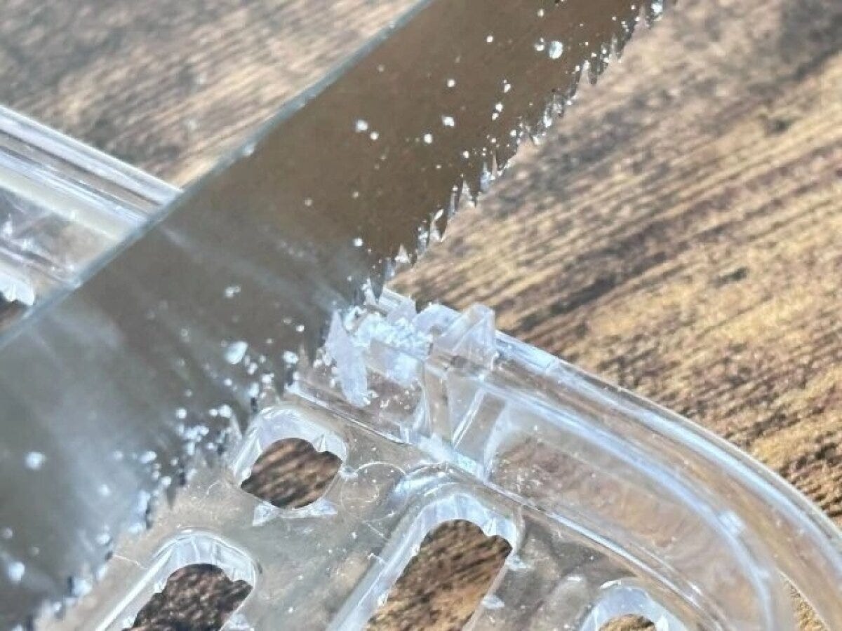 ダイソー　サヤ付のこぎり（塩ビ・プラ切りタイプ）　使用例