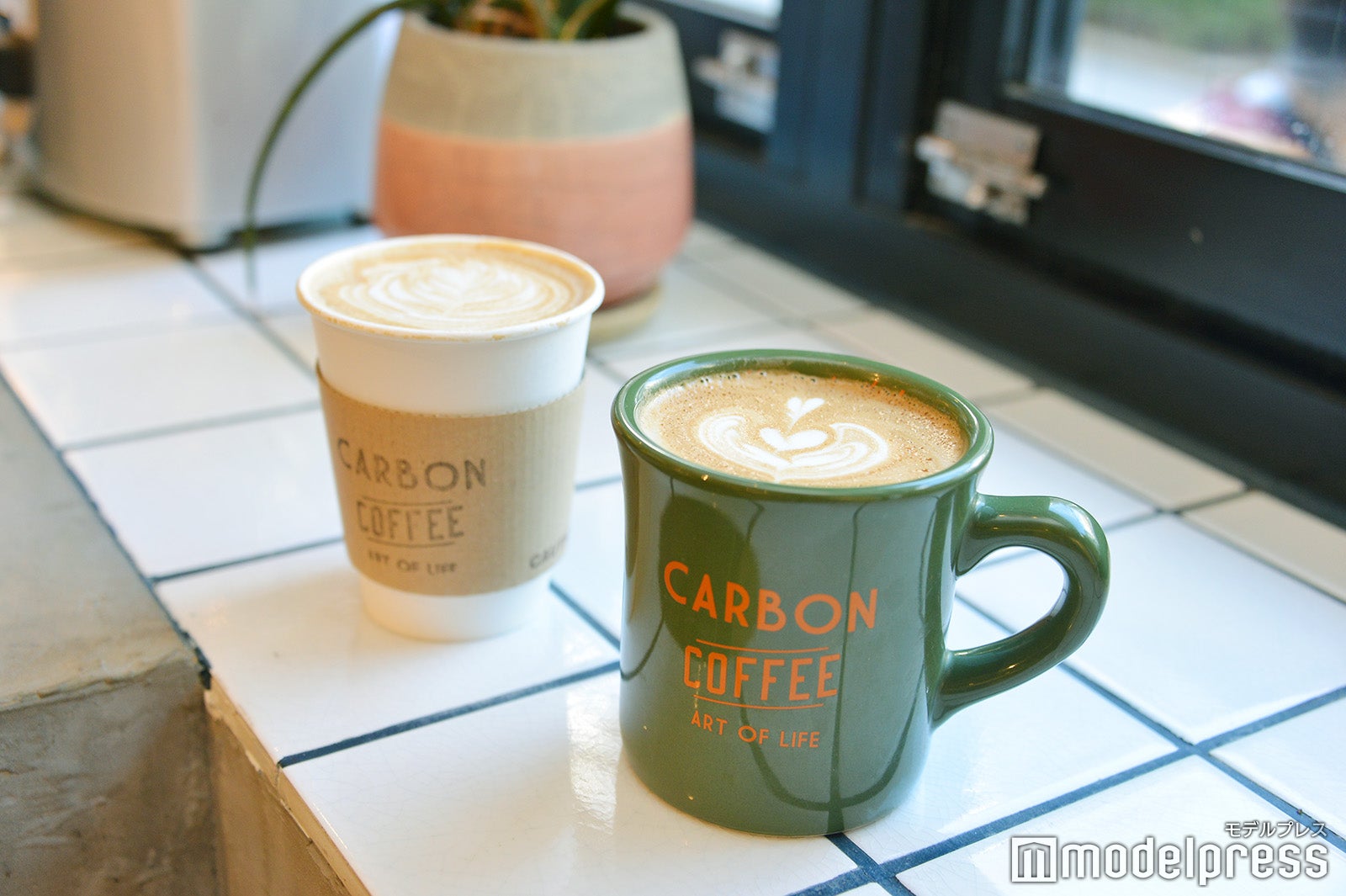 カフェラテM¥470、L¥530（C）モデルプレス