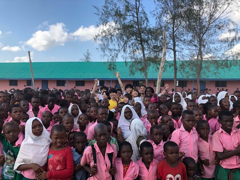 現在のケニアと「あいのり」現メンバー（提供画像）