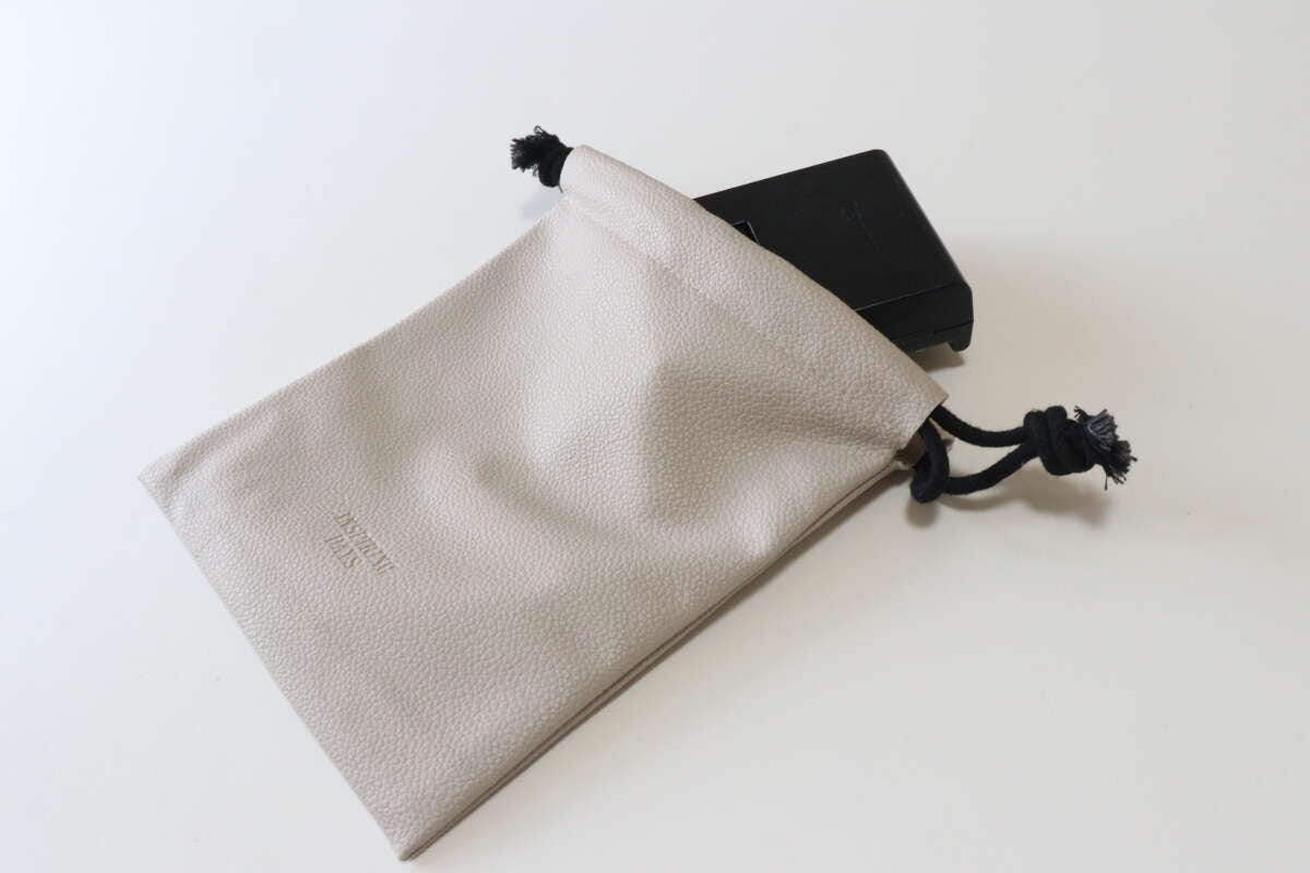 フェイクレザー巾着　ガジェット収納