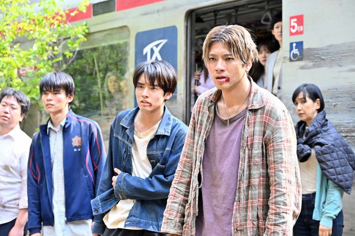 日向亘、赤楚衛二、山田裕貴「ペンディングトレイン―8時23分、明日 君と」第6話より(C)TBS