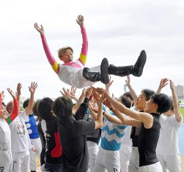 鷲頭虎太 ラスト騎乗10着 騎手仲間からの胴上げに晴れやか「無事終えられて良かった」
