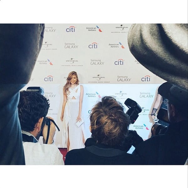 フォトセッションに応じるローラ/ローラInstagramより