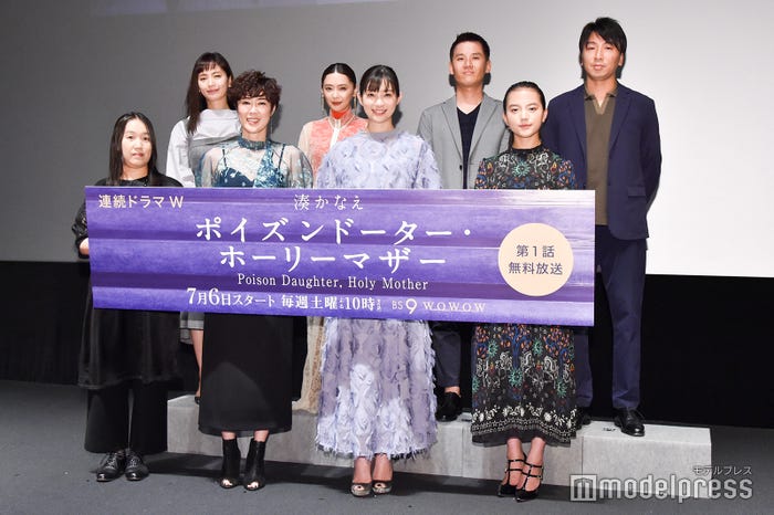 (前列左から)湊かなえ氏、寺島しのぶ、足立梨花、清原果耶(後列左から)中村ゆり、倉科カナ、吉田康弘監督、滝本憲吾監督 (C)モデルプレス