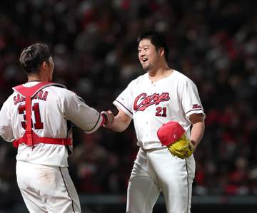 快勝の広島・新井監督 八回森浦、九回中崎の継投に「いろいろ考えながらやっていきたい」2421日ぶりセーブの中崎を称賛「さすがザキ」