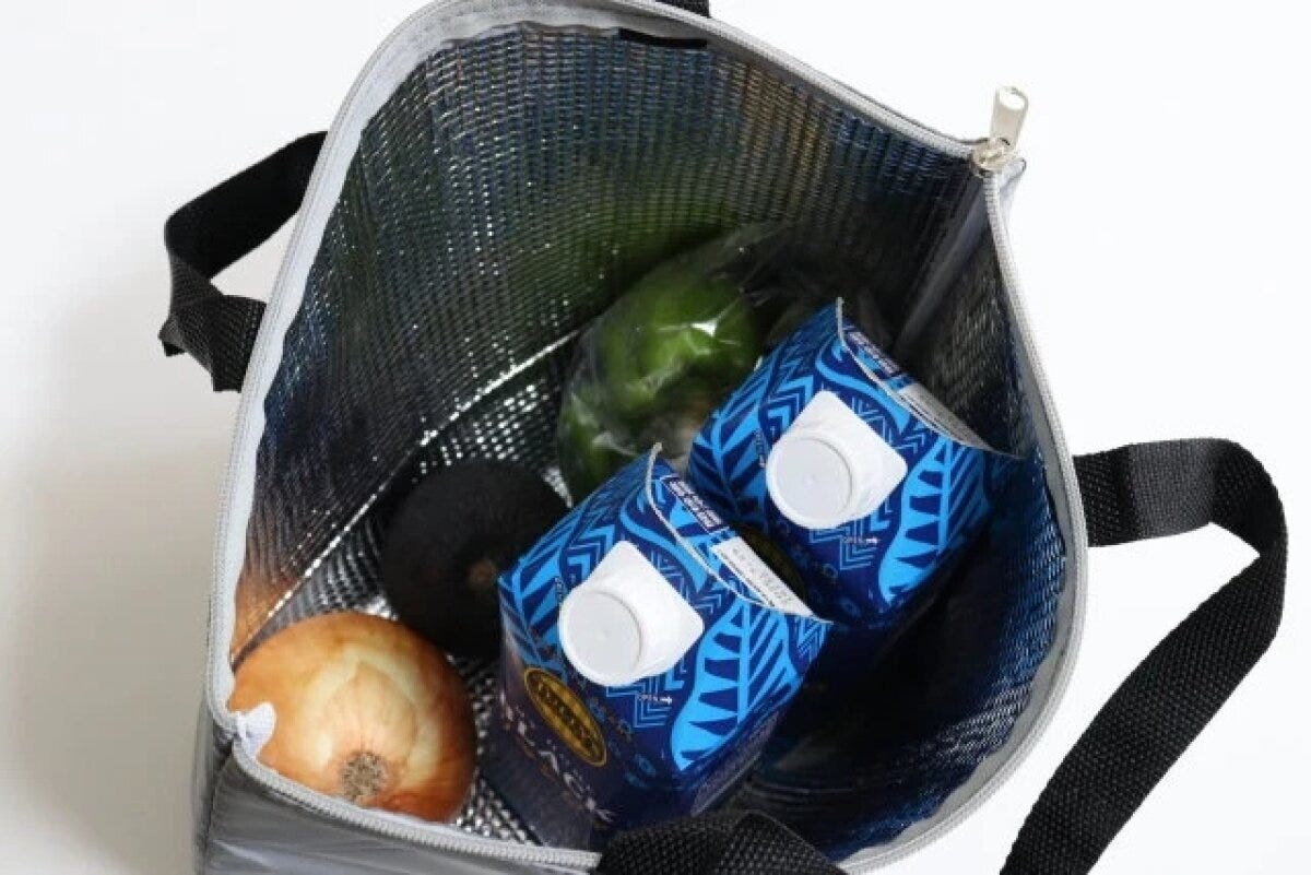 反射材使用の保冷トートバッグに飲み物や野菜を入れた内部