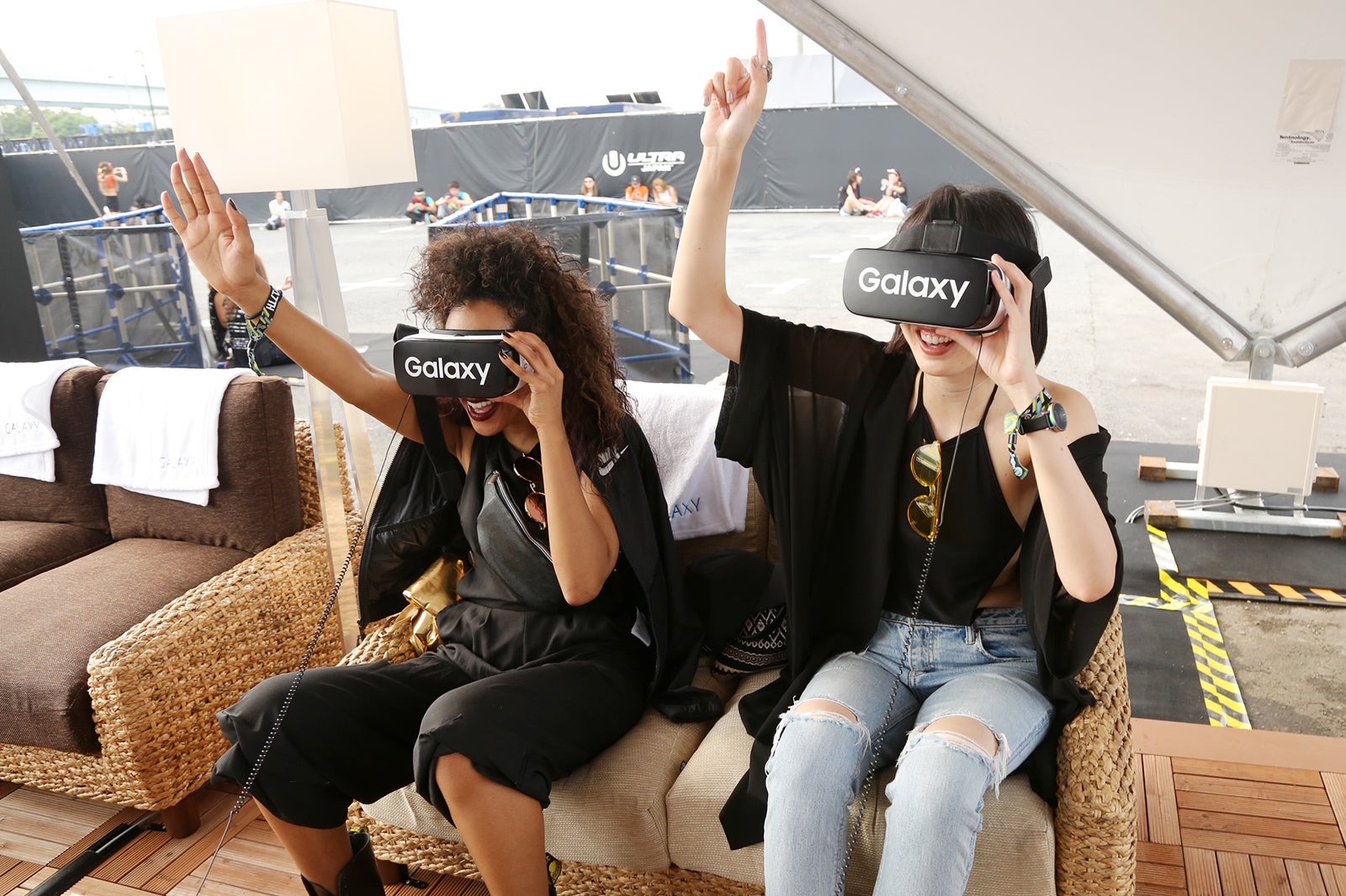 Gear VRを体験中／モデル：マリー、サマンサ麻里子