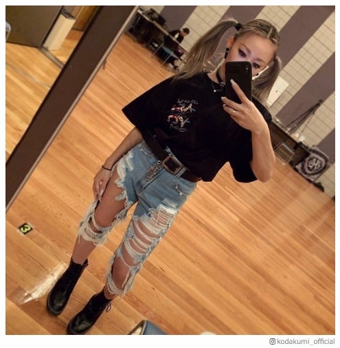 倖田來未、美脚全開ダメージデニム×ツインテール披露 「最強の組み合わせ」絶賛の声続出