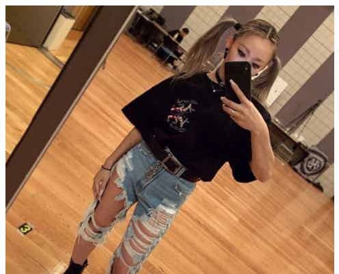 倖田來未、美脚全開ダメージデニム×ツインテール披露 「最強の組み合わせ」絶賛の声続出