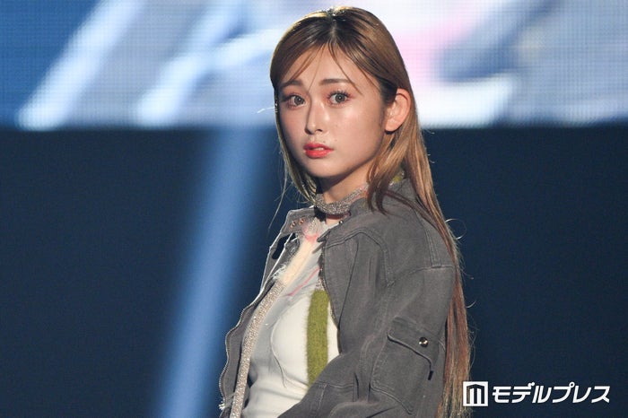 ゆうちゃみ、変形ミニスカから圧巻美脚 コーラルレッドリップが個性的【TGC松山2024】