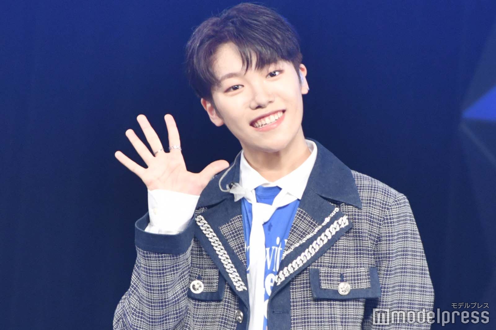 控えめにポーズを決めるユウト（C）モデルプレス