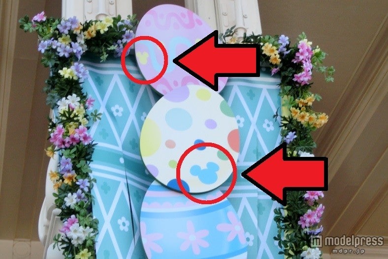 飾られたイースターエッグの中に隠れミッキー