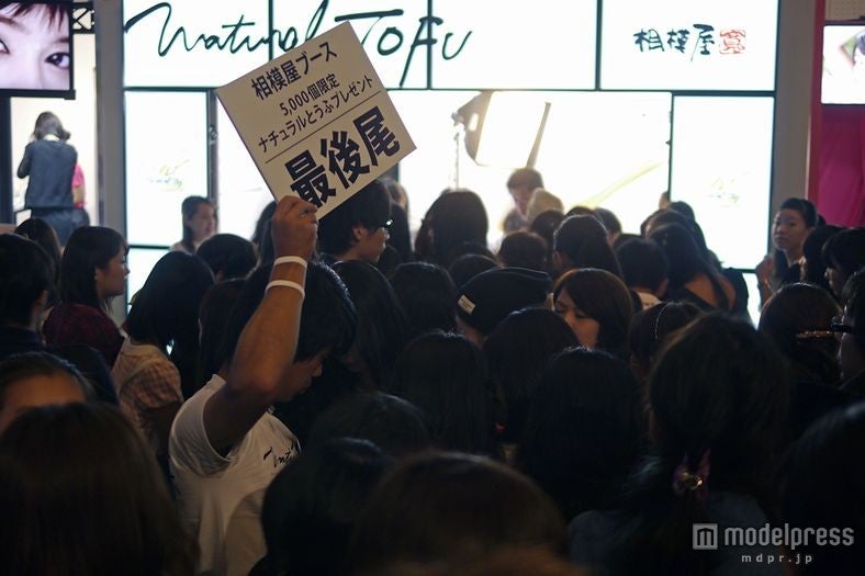 神戸ガールで賑わう「相模屋」ブース前