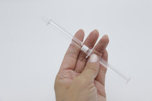 ダイソーのシリンジタイプ化粧容器の大きいサイズ