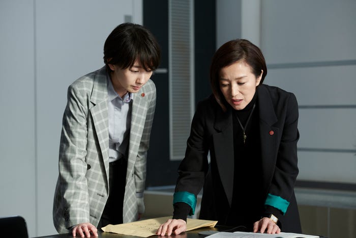 波瑠、鈴木京香「未解決の女 警視庁文書捜査官」/提供:テレビ朝日