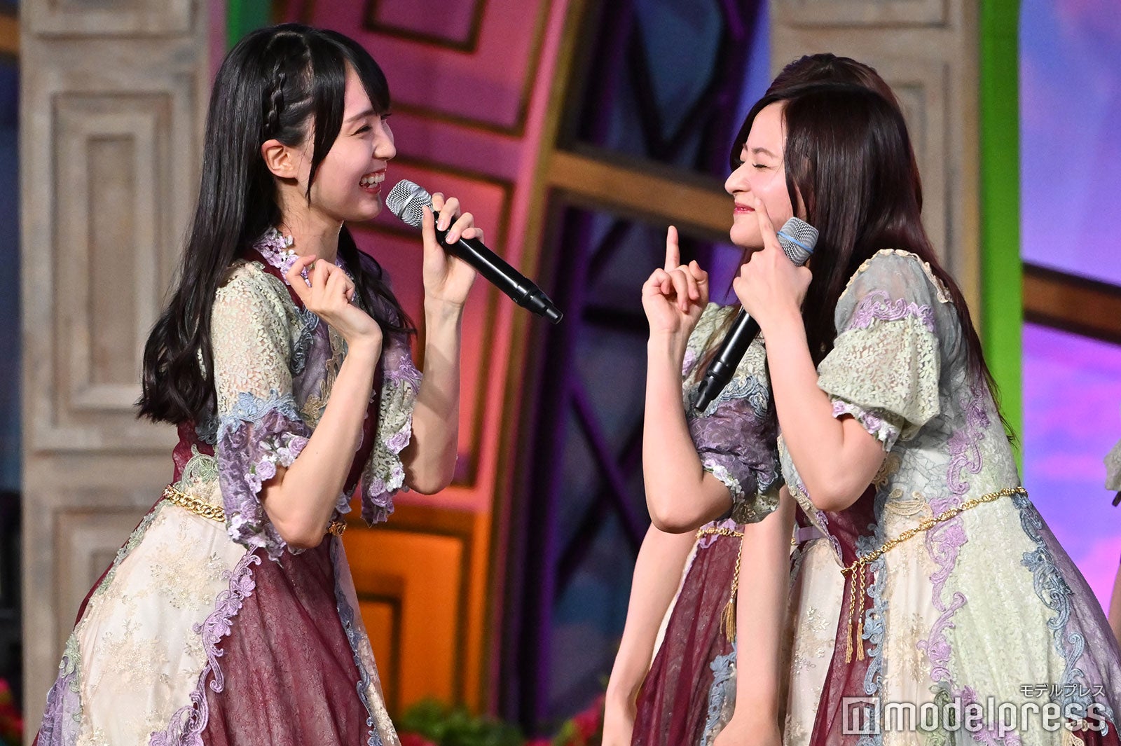 賀喜遥香、金川紗耶（C）モデルプレス