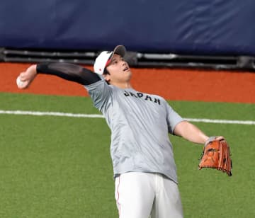 大谷翔平 三塁へ投げよっかな～→やっぱ左翼5階席へ ボールプレゼントで大歓声 WSのトロントを虜にした仕草を日本でも