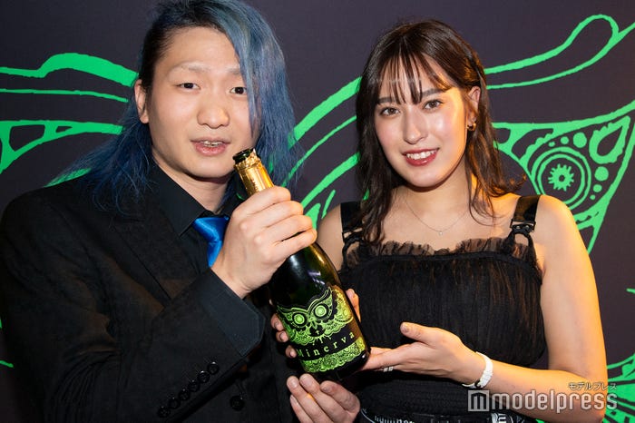 (左から)DJ社長、平田梨奈(C)モデルプレス