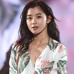 モデルプレス - “奇跡の9頭身”朝比奈彩、美バストのぞくリゾートコーデ<神コレ2019S/S>