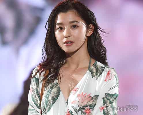 “奇跡の9頭身”朝比奈彩、美バストのぞくリゾートコーデ<神コレ2019S/S>