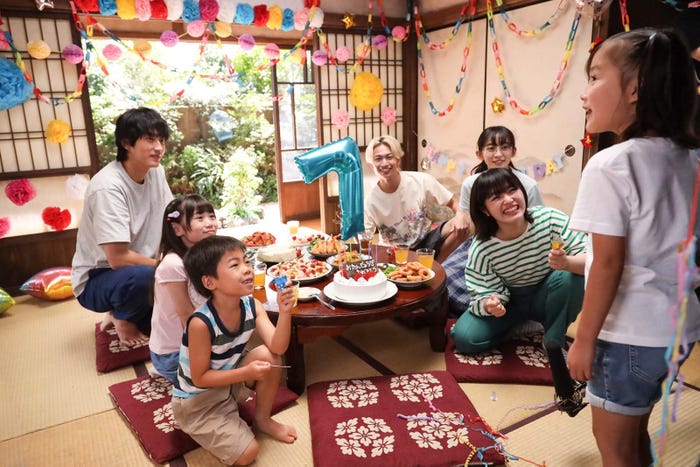 (左から時計回りに)加藤叶和、寺田藍月、杉野遥亮、綱啓永、近藤華、豊嶋花、宮崎莉里沙「ばらかもん」第8話より(C)フジテレビ