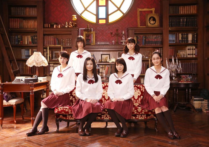 映画「暗黒女子」に出演する(前列左から)清野菜名、清水富美加、飯豊まりえ、平祐奈(後列左から)玉城ティナ、小島梨里杏(C)2017「暗黒女子」製作委員会(C)秋吉理香子/双葉社