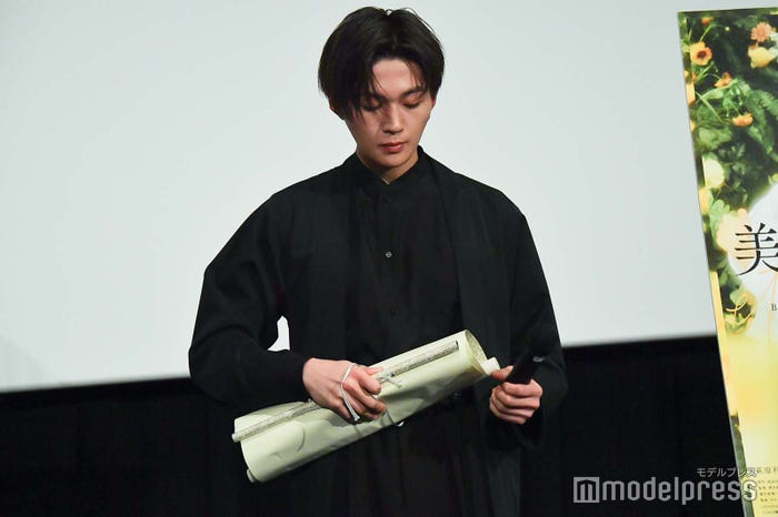 ちゃんと巻物を開けるか実は緊張していた八木勇征(C)モデルプレス