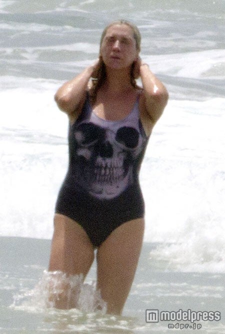 Ke$ha（ケシャ）、過激だけれどくびれナシの水着姿をキャッチされる！